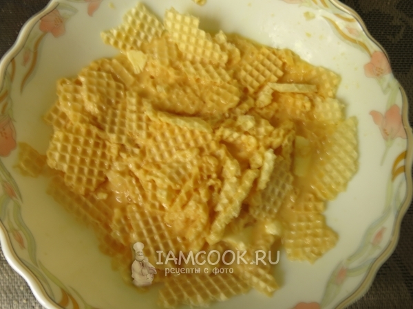 Положить вафли в яичную смесь