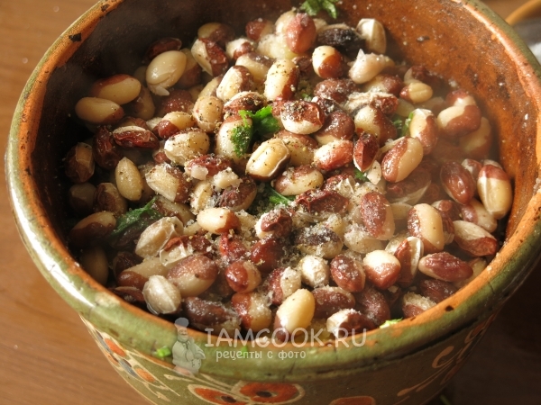 Положить сваренную фасоль