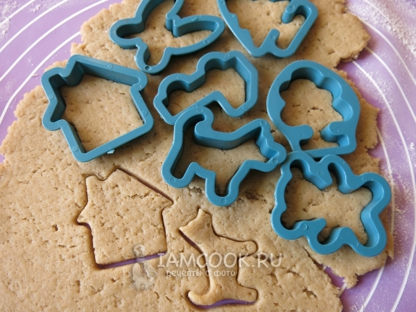 Вырезать из теста фигурки