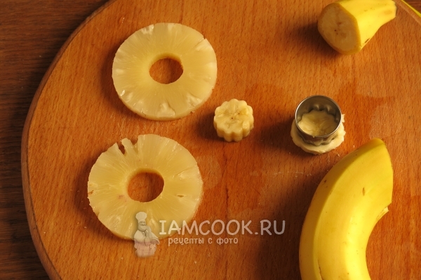 Вырезать из банана кружочки
