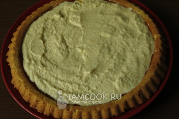 Выложить творожную массу на корж