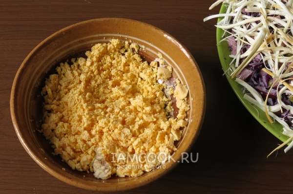 Размять желток