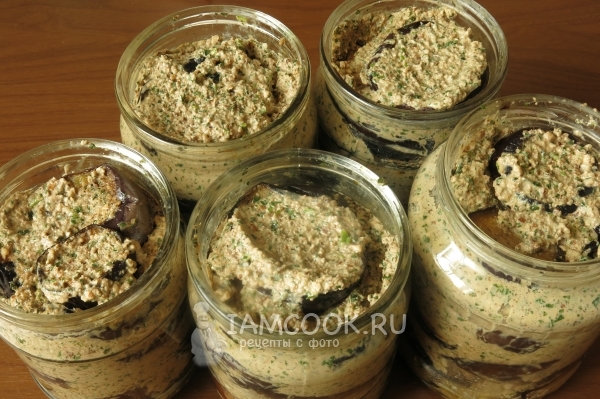 Заполнить все банки баклажанами с соусом