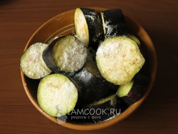 Посолить баклажаны