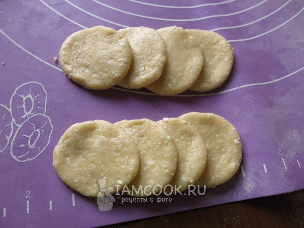 Положить кружочки теста друг на друга