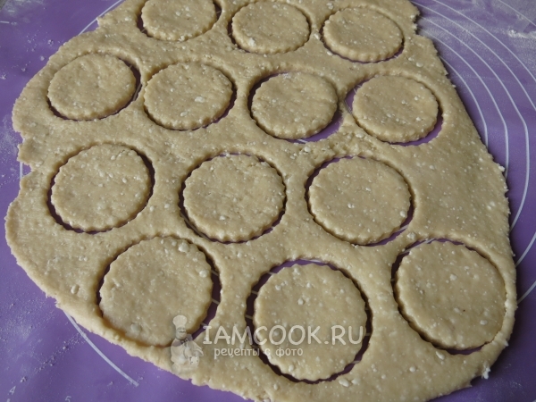Вырезать из теста кружочки