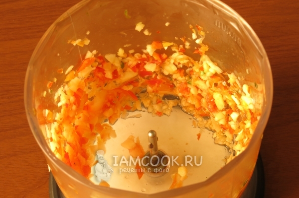 Измельчить чеснок и перец