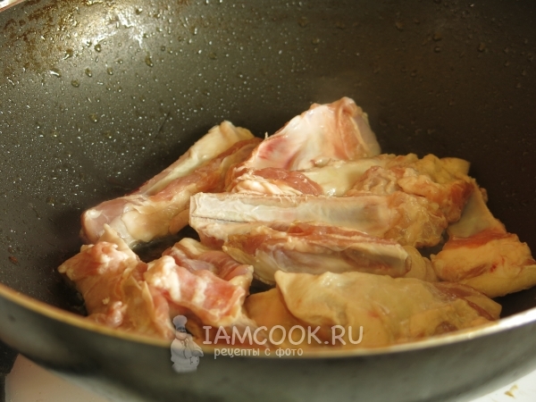 Обжарить ребрышки