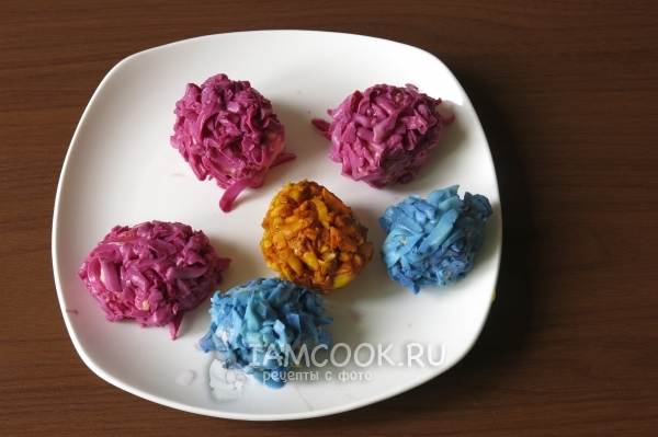 Сформировать из цветного белка шарики