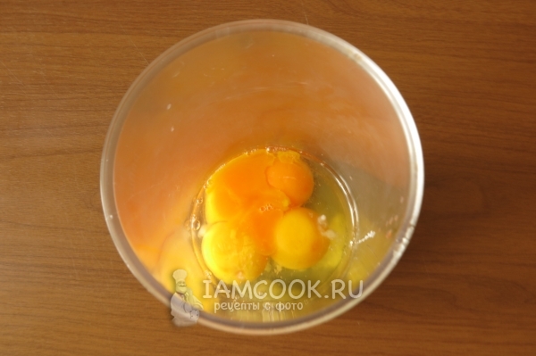 Смешать желтки с яйцами
