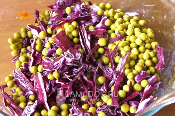 Соединить морковь, горошек и капусту