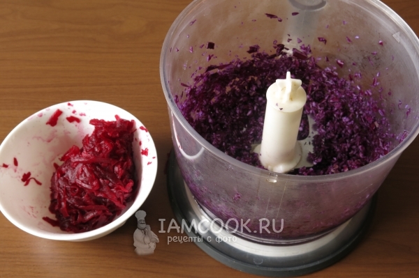 Измельчить капусту и натереть свеклу