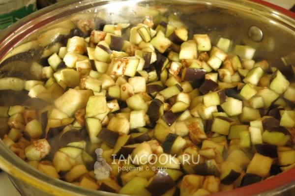 Положить баклажаны на сковороду