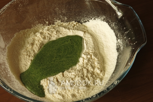 Влить в муку яично-крапивную смесь