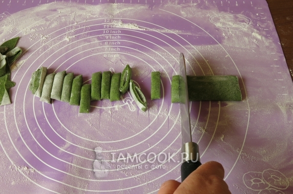 Нарезать рулет на полоски