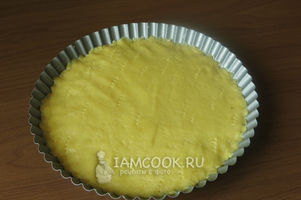 Выложить тесто в форму