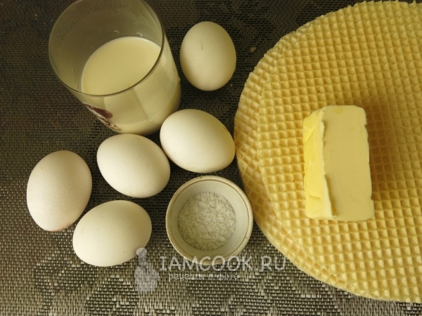 Ингредиенты для омлета с вафельными коржами в микроволновке