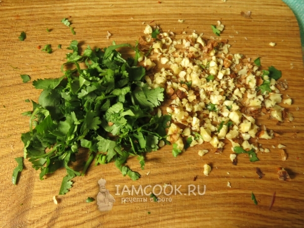 Измельчить кинзу и орехи