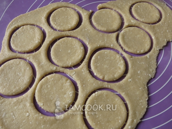 Вырезать из теста заготовки