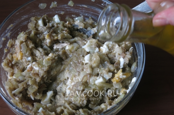 Влить масло