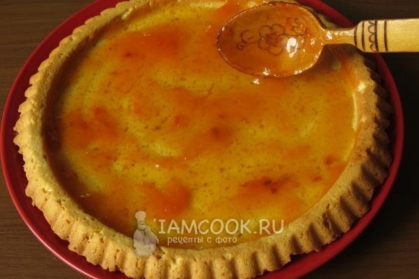 Смазать корж абрикосовым джемом