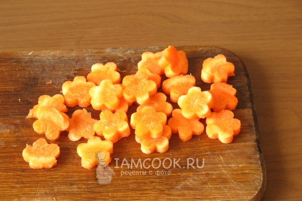 Вырезать из моркови цветочки