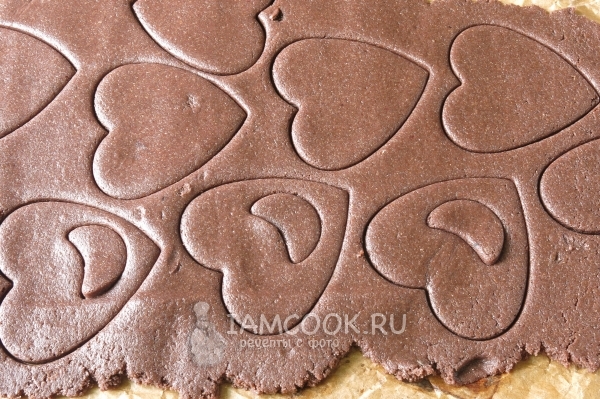 Вырезать из теста улыбку