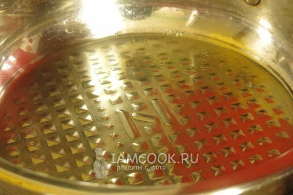 Налить на сковороду масло