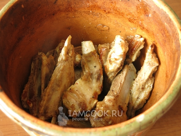 Положить ребрышки в горшочек