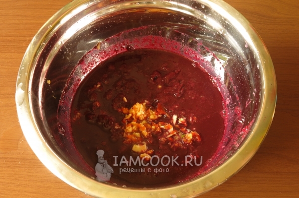 Добавить перец с чесноком