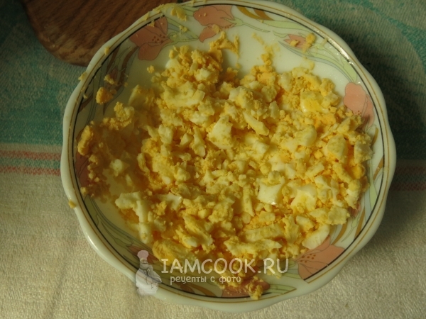 Порезать яйца