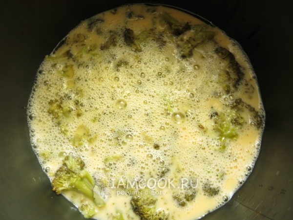 Влить яичную смесь