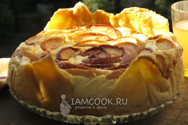 Готовый творожный пирог с фруктами на слоеном тесте