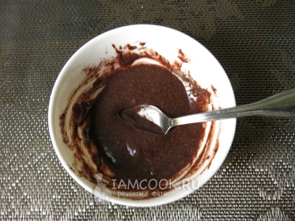 Размешать масло с какао и сахаром