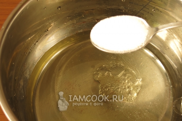 Всыпать сахар и соль