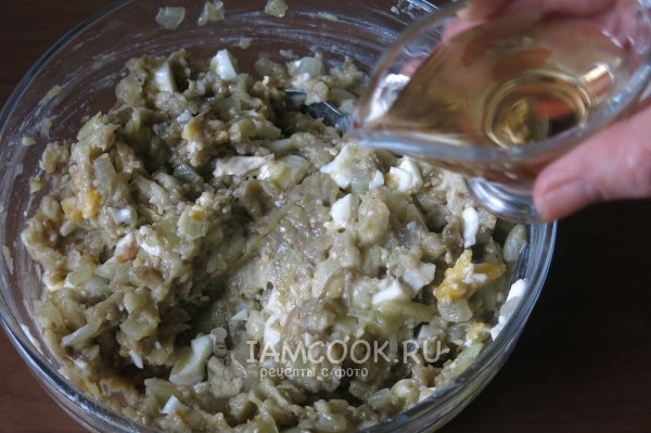 Влить уксус