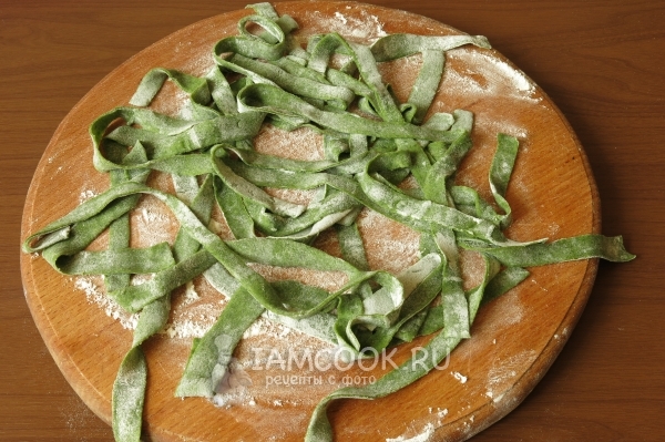 Присыпать лапшу мукой