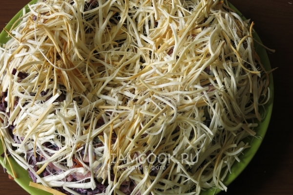 Положить сыр на салат