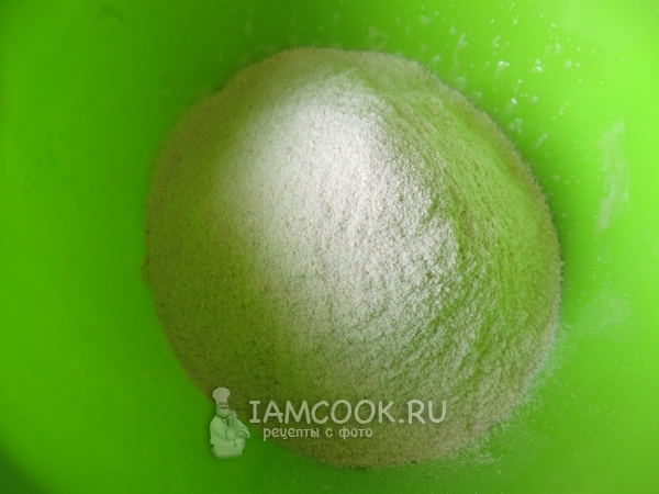 Соединить сахар, яйцо и кашу