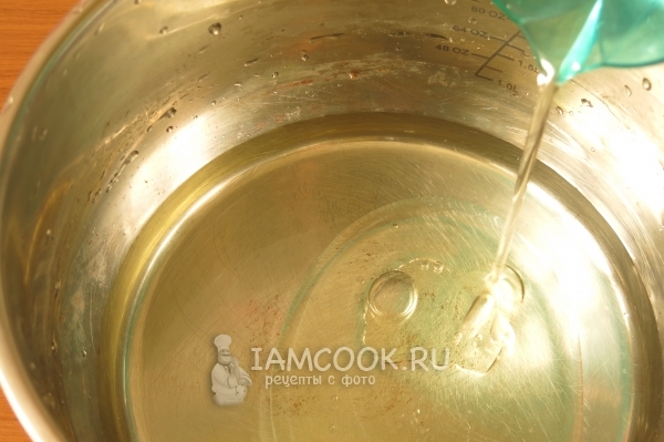 Влить в кастрюлю масло и воду