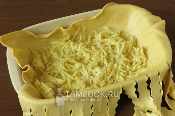 Выложить на тесто тертый картофель