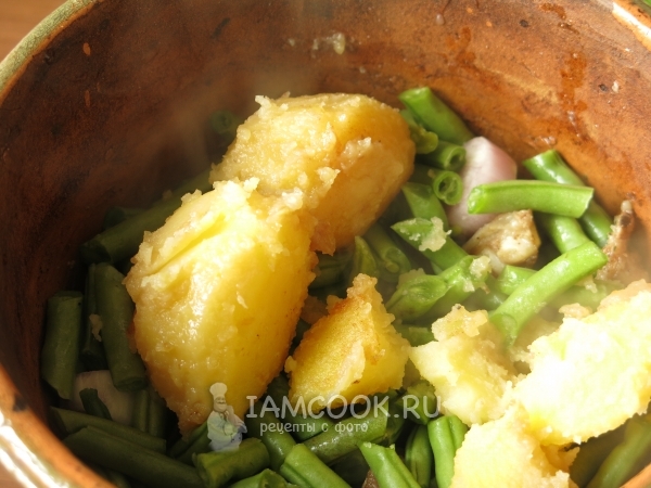 Положить на фасоль картофель