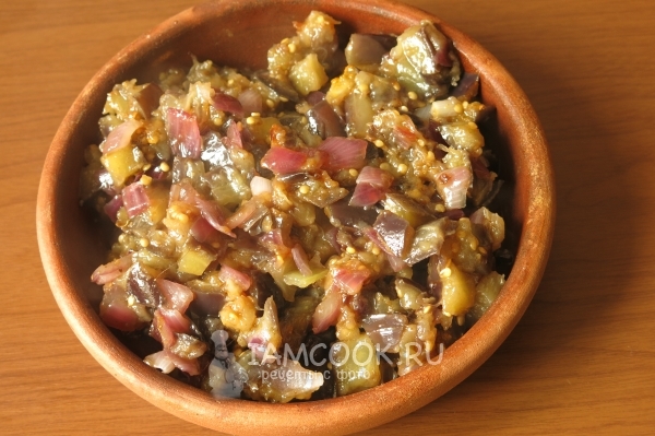 Положить баклажаны в тарелку