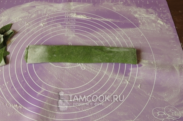 Свернуть тесто в рулет