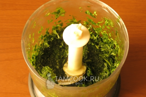 Измельчить кинзу