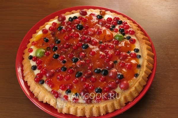 Готовая кростата с абрикосовым джемом и ягодами