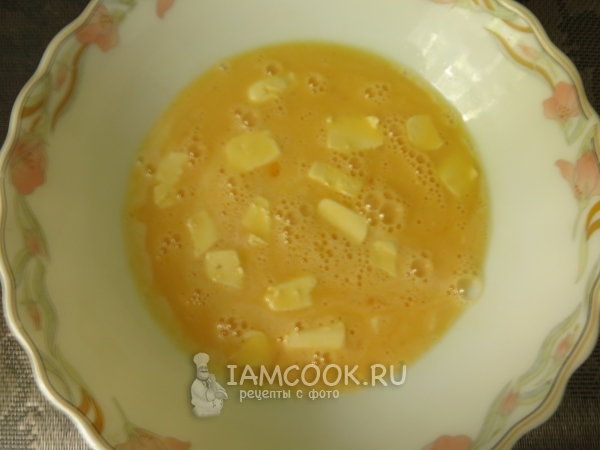 Положить кусочки масла