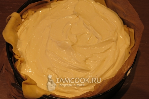 Положить на сливы творожную массу