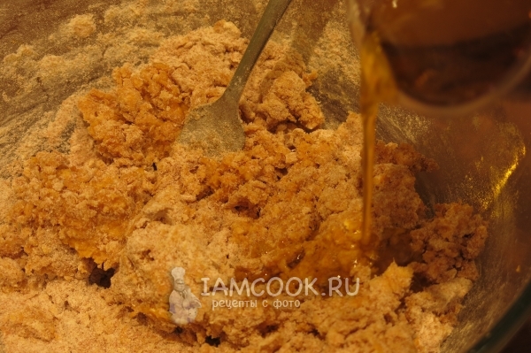 Влить масло