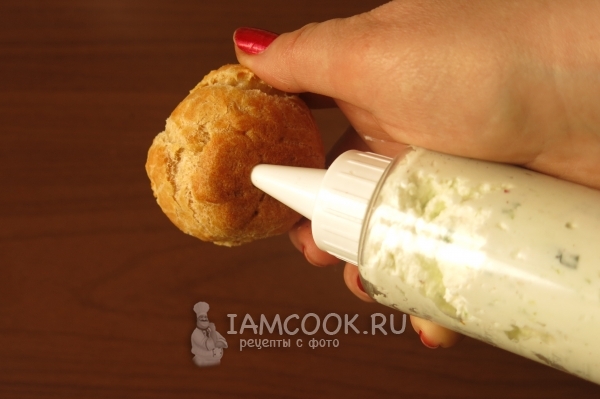 Наполнить профитроли начинкой